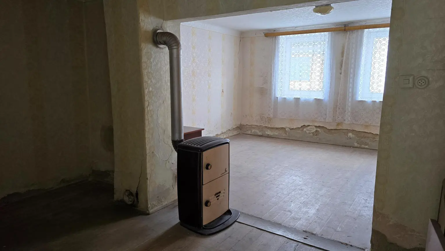 Sanierungsbedürftiges Haus mit riesigem Grundstück und Nebengebäuden