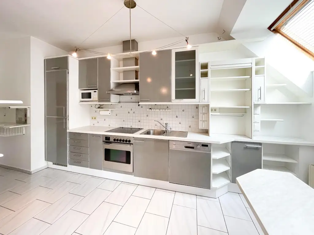 !!! Perfekt für Student(inn)en WG oder für Familien! DG-Maisonette zu mieten!