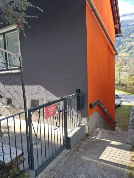 Großzügiges, vielseitig nutzbares Wohnhaus mit umfangreichem Ausbaupotenzial – Teilrenoviert und bereit für Ihre individuellen Wohnträume!