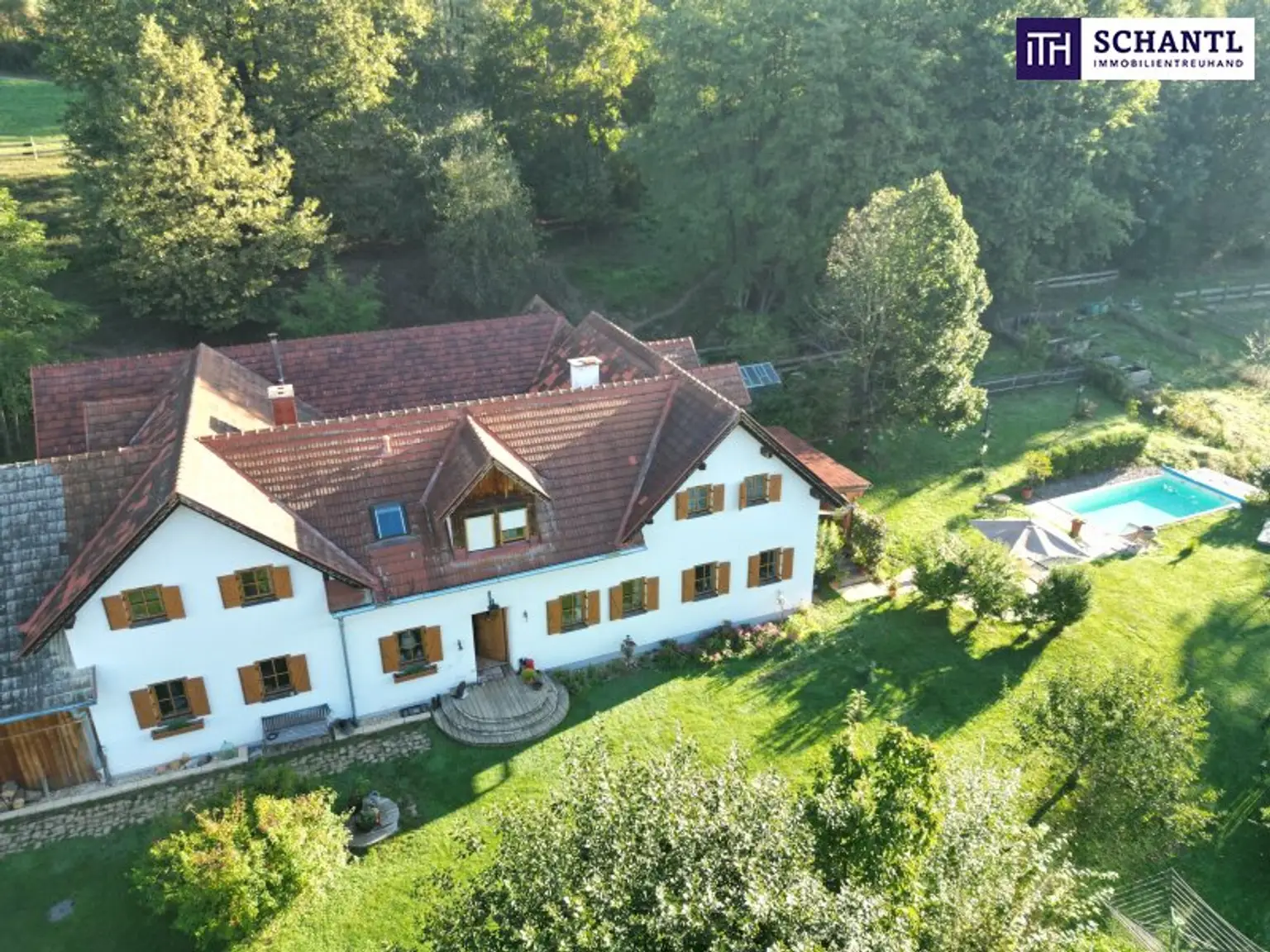 SENSATIONELLES JUWEL! Exklusiver Vierkanthof im Thermenland Steiermark – Wohnen, Reiten & Leben mit Pool und Natur!