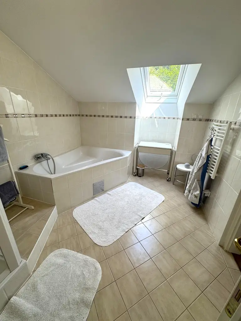 Großzügiges Einfamilienhaus mit Pool, Wintergarten und Doppelgarage mitten im Grünen!