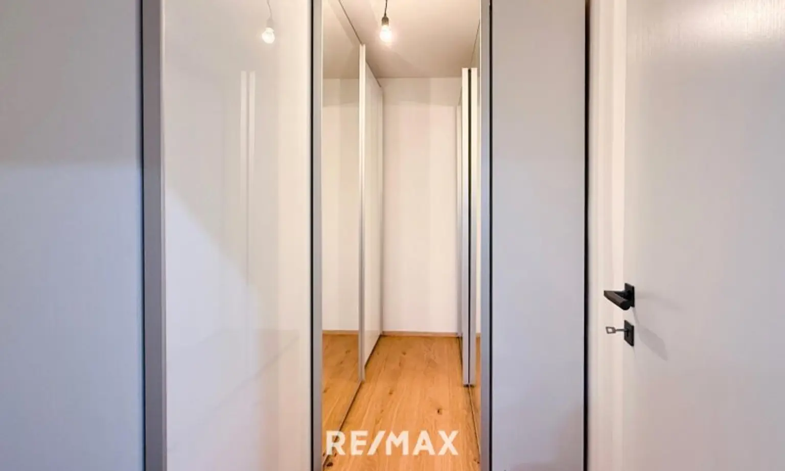 Wunderschöne top sanierte 2 Zimmerwohnung! 4% Rendite für Anleger!