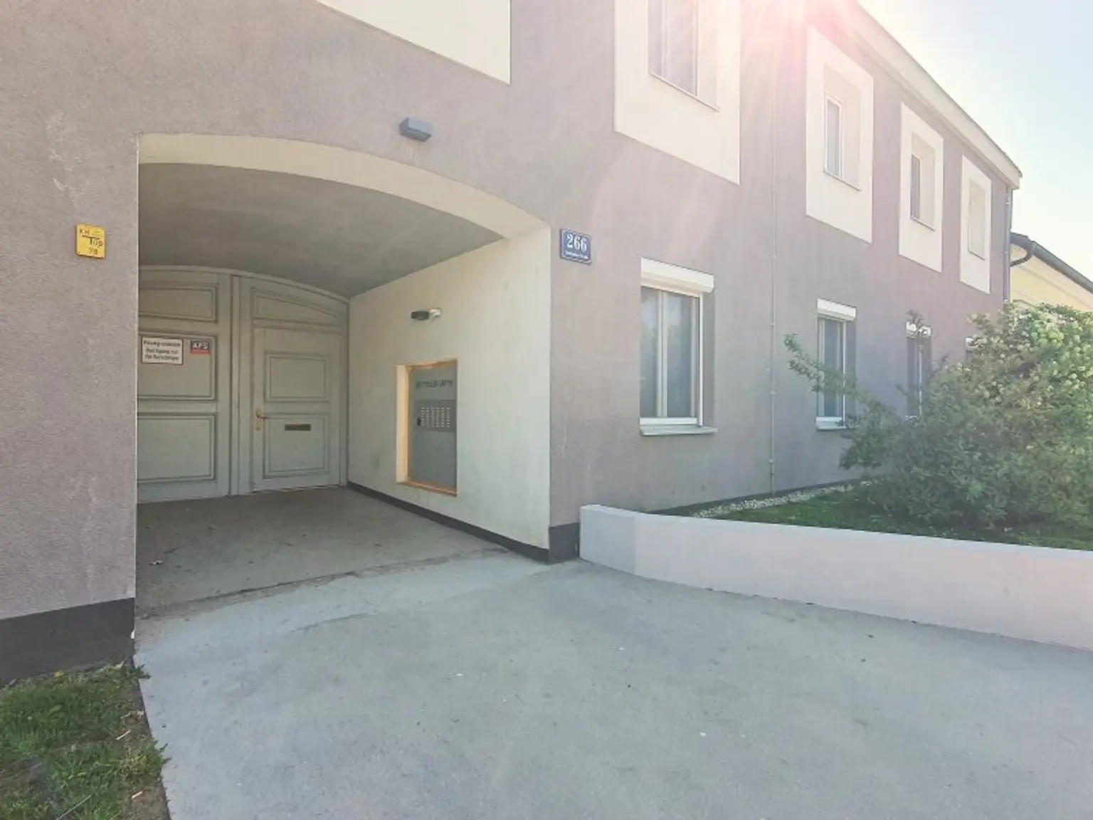 NEUBAU - Straßeneingang