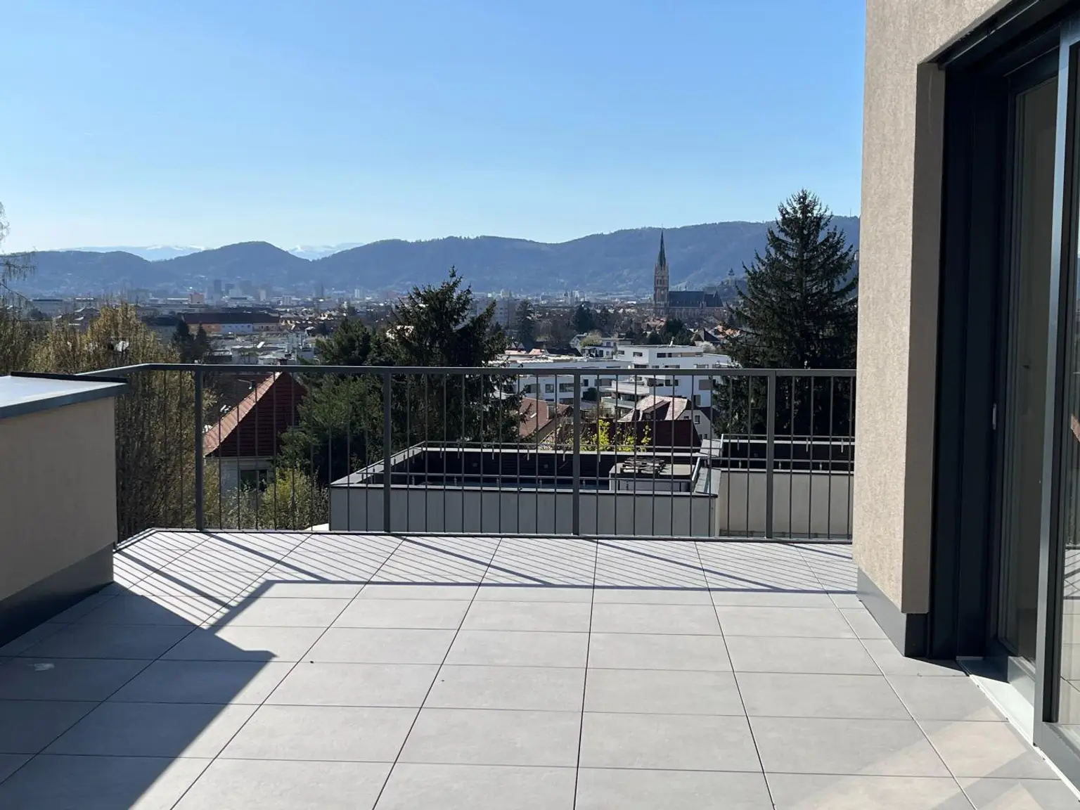 Erstbezug! stylische Penthouse Wohnung mit großer Terrasse und sensationellen Stadtblick in Waltendorf!