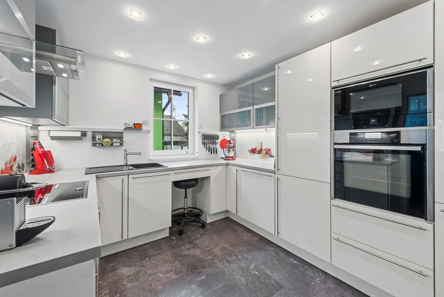 Küche mit hochwertigen Geräten (NEFF)