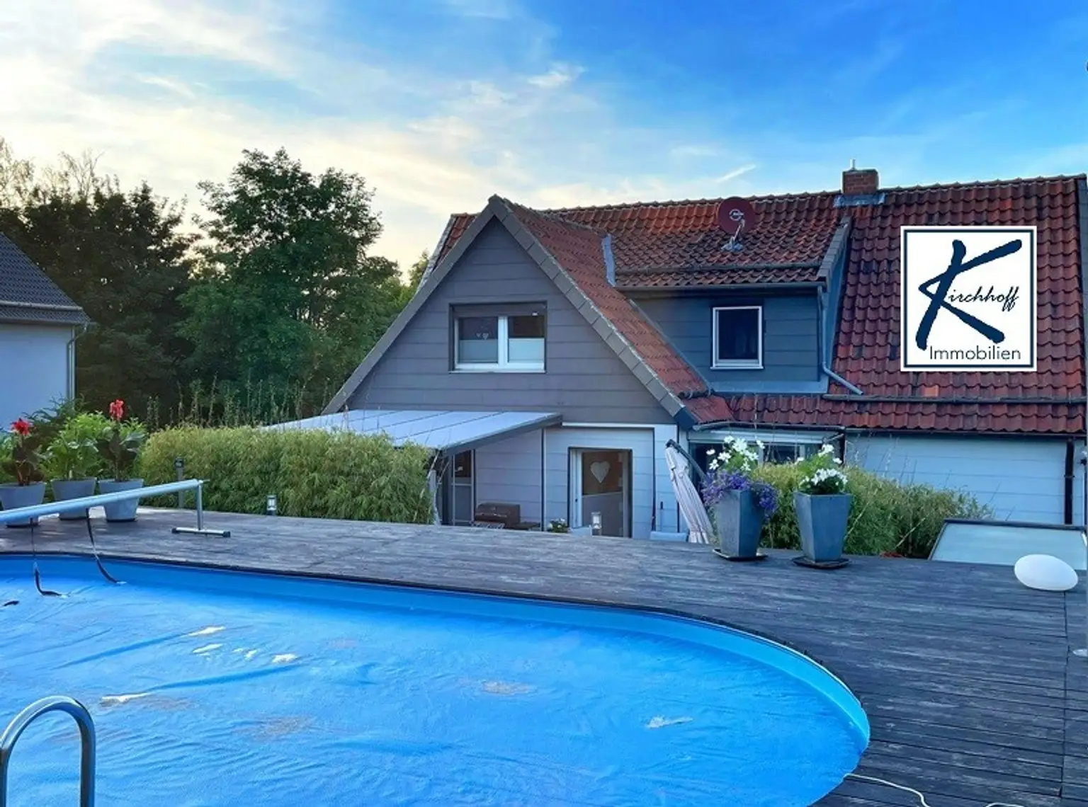 Pool und Haus