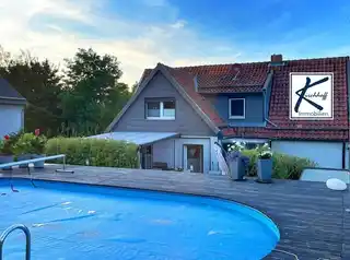 Pool und Haus