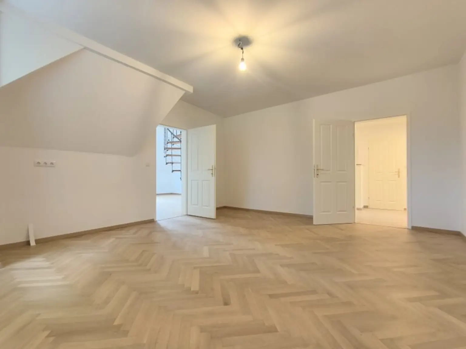 Für Ruhesuchende - 3-Zimmer-Dachgeschosswohnung im grünen 13. Bezirk – Nahe Lainzer Tiergarten