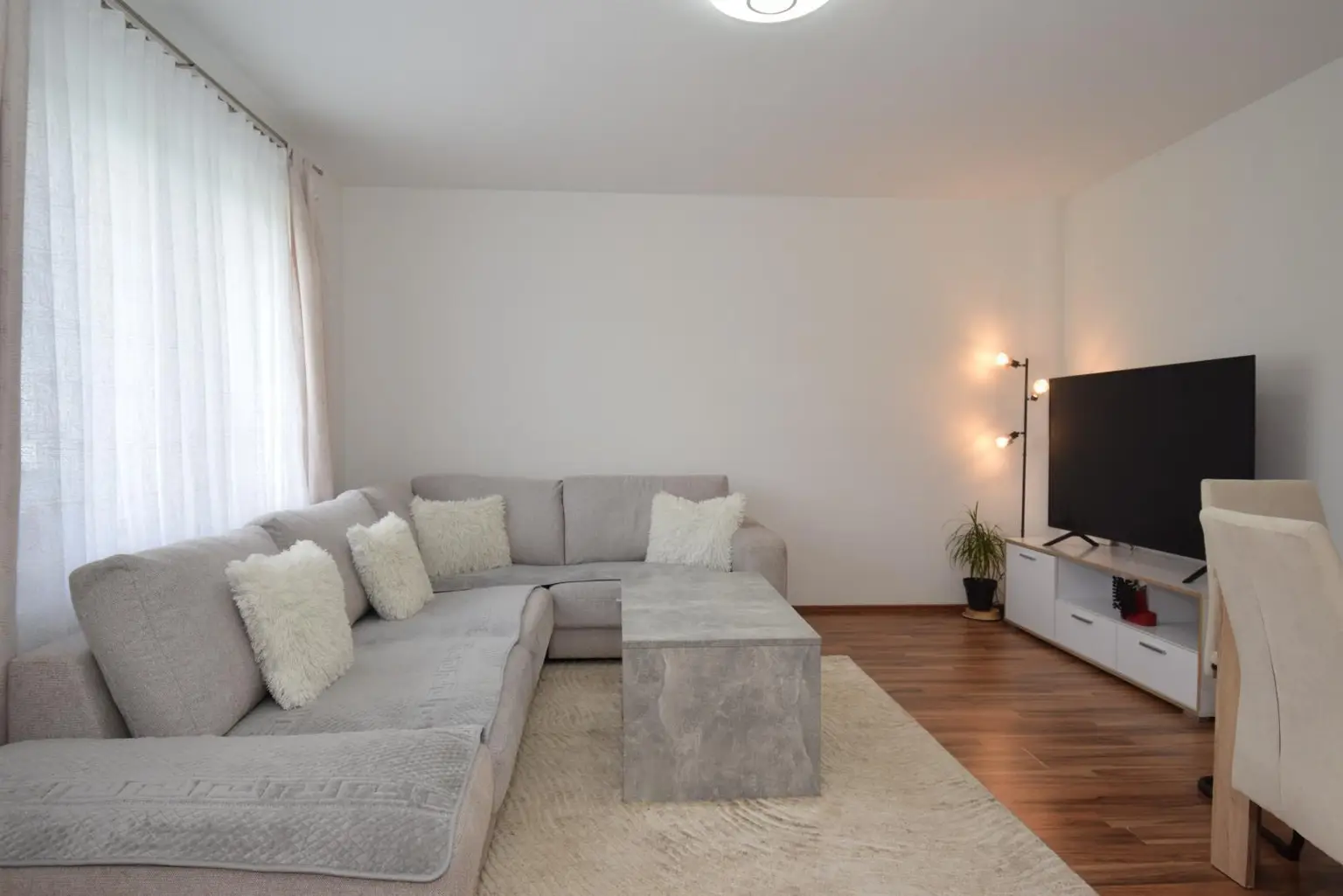 modernes Wohnzimmer im Erdgeschoß