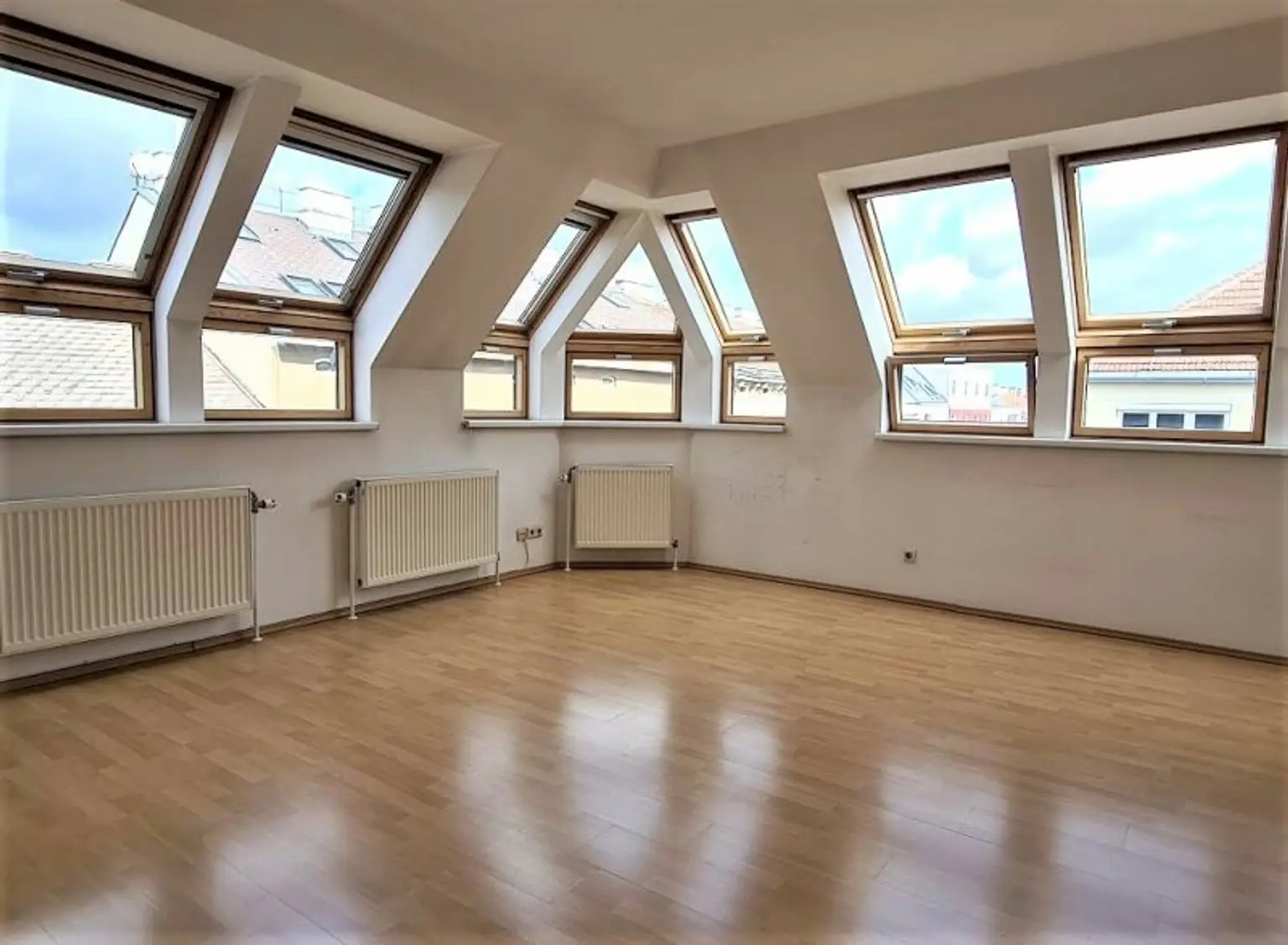 DACHGESCHOSS, AUGARTEN-NÄHE, 87 m² Maisonette mit 10 m2 Terrasse, Wohnküche, 2 Zimmer, Galerie, 2 Bäder, Rembrandtstraße