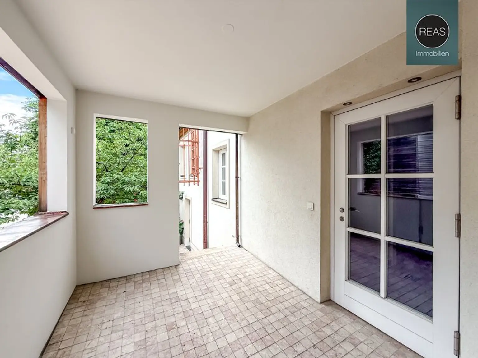 Provisionsfrei: Exklusives Maisonette - Apartment mit Loggia und Terrasse beim Beethoven Museum und Pfarrplatz! Garagen verfügbar!