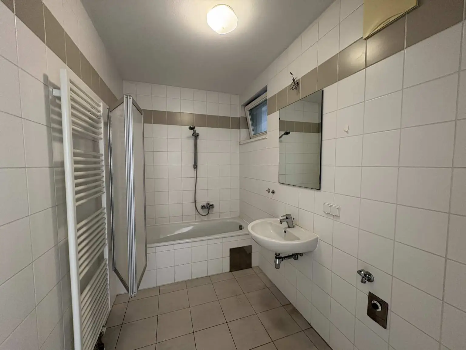 Lichtdurchflutete 2-Zimmer-Wohnung
- Loggia in den Innenhof - direkt beim Enkplatz!