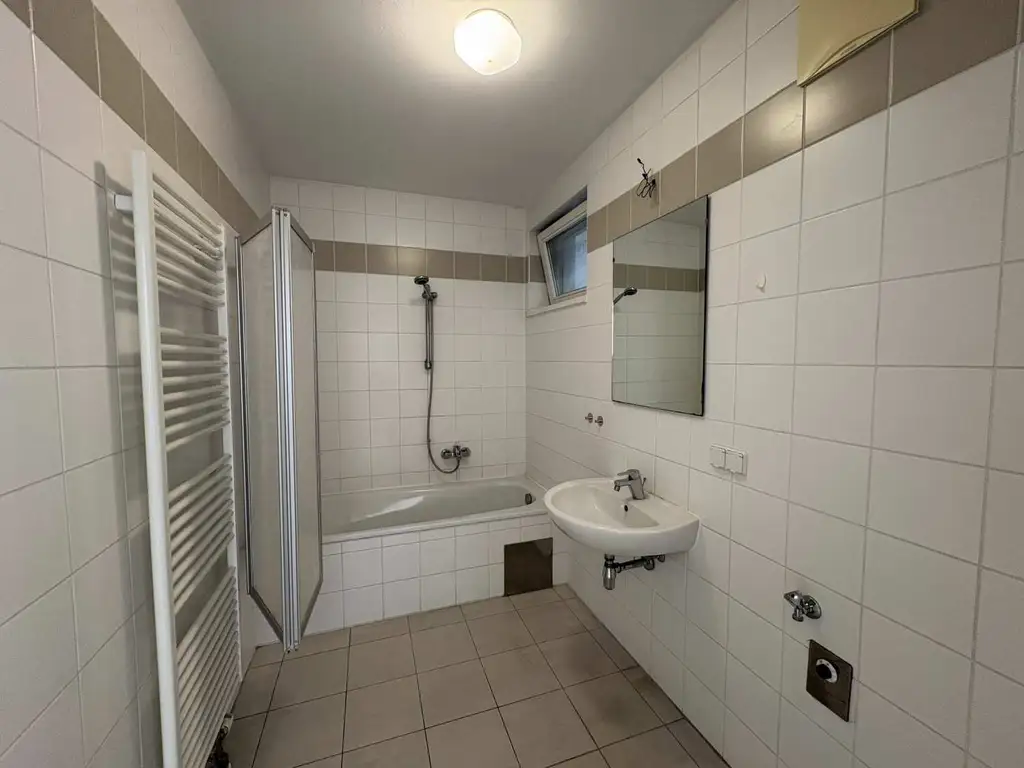 Lichtdurchflutete 2-Zimmer-Wohnung
- Loggia in den Innenhof - direkt beim Enkplatz!