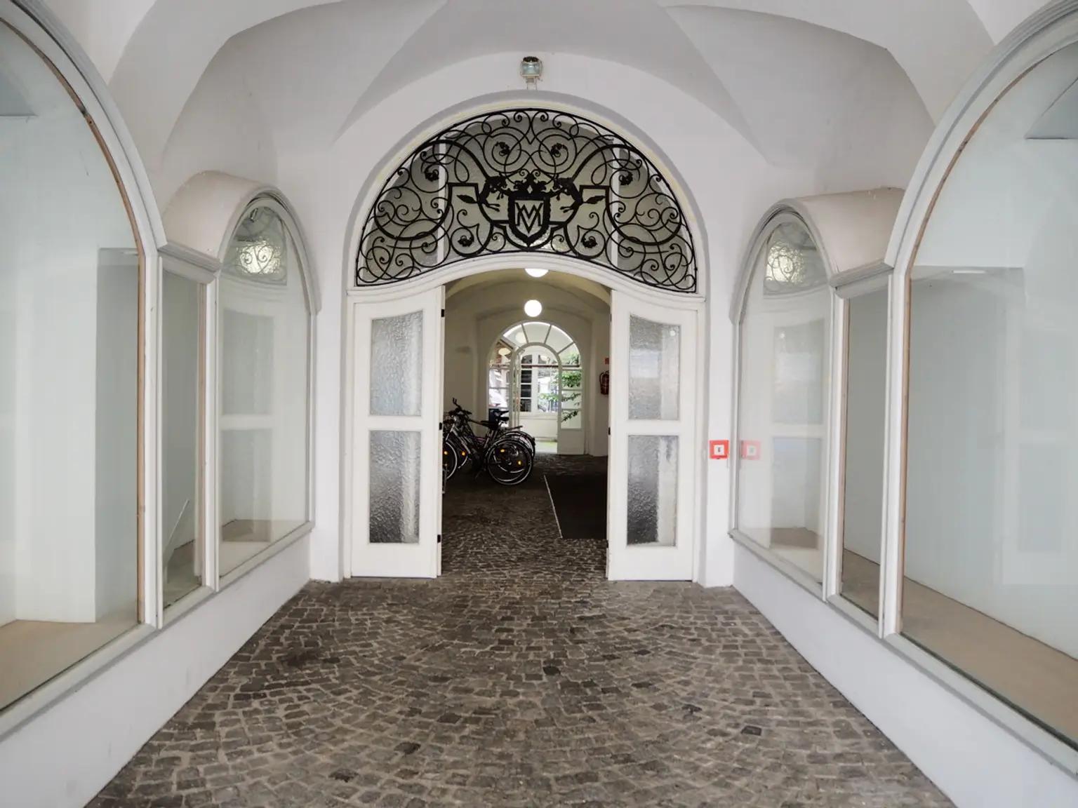Elegante Loft-Wohnung mit Stuckdecken & Intarsientüren