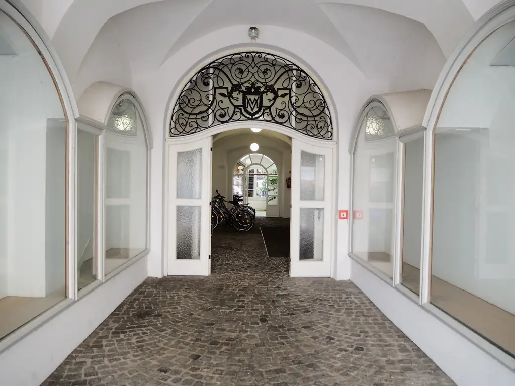 Elegante Loft-Wohnung mit Stuckdecken & Intarsientüren