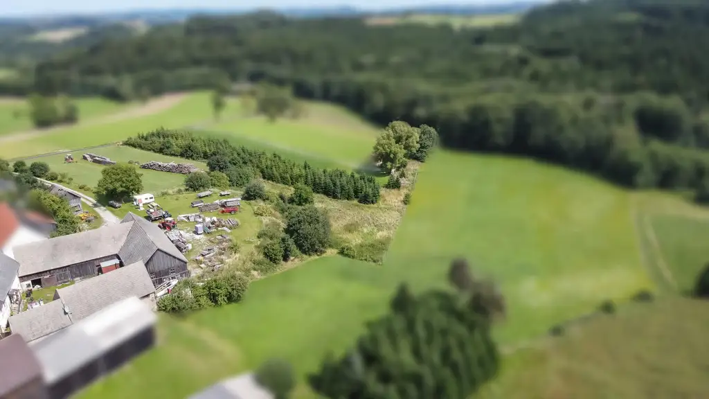 Sanierungsbedürftiger Bauernhof mit Hobby-Autowerkstatt in idyllischer Lage