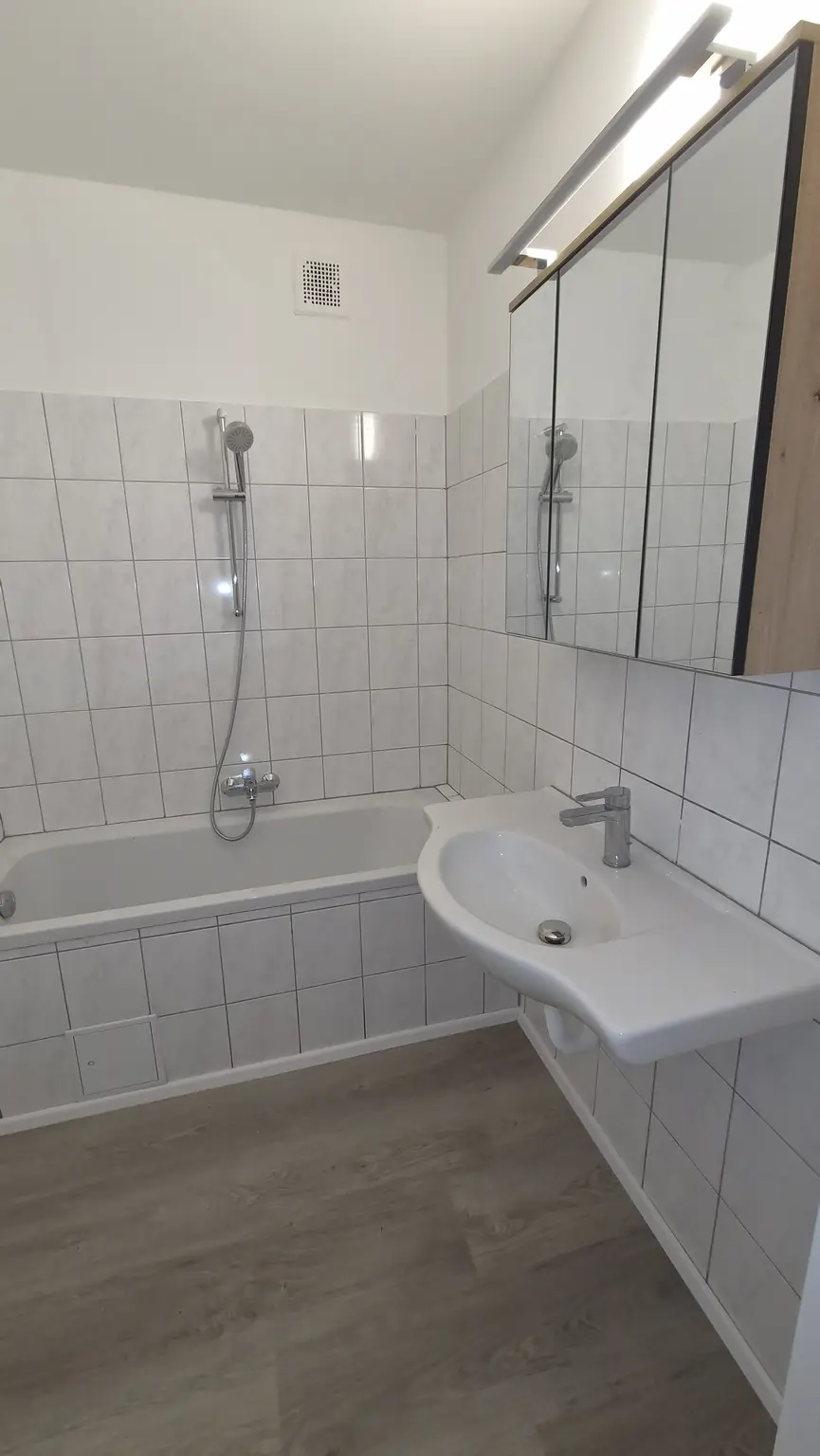 Sanierte Zwei Zimmerwohnung mit neuer Küche zu vermieten!