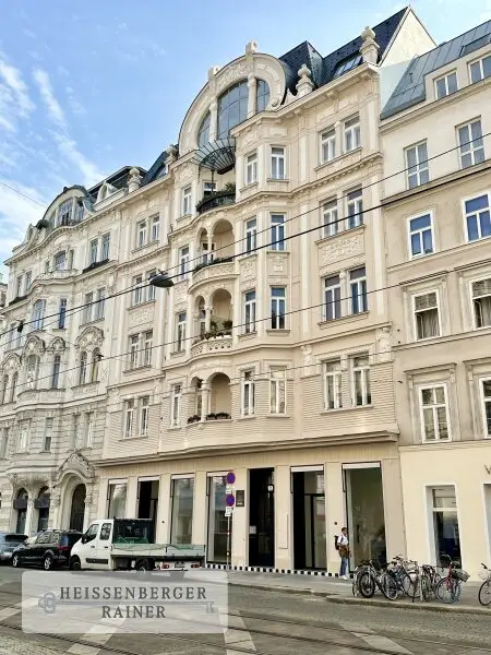 BOUTIQUE RETAIL SPACE /// BESTLAGE IM SERVITENVIERTEL