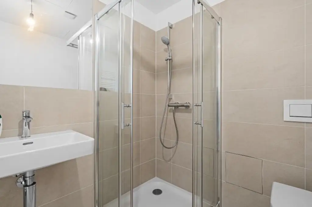 Modernes Wohnen über den Dächern Wiens – stilvolle Neubauwohnung mit Loggia im 18. Stock des Helio Towers