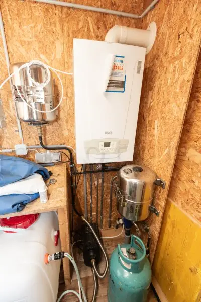 Neu adaptierte Spitzhütte in Toplage am offenen See