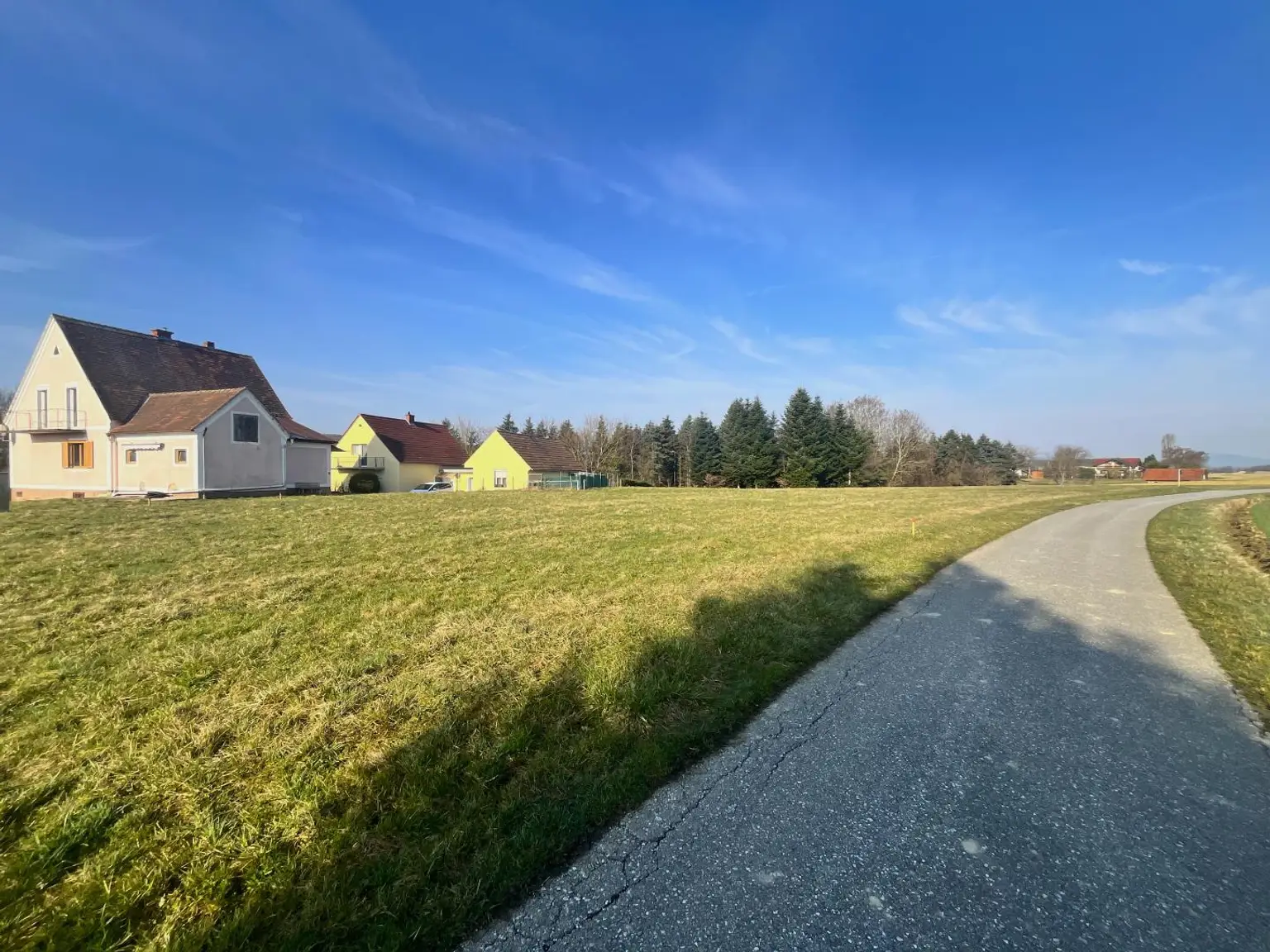 Sonniges, ebenes Baugrundstück