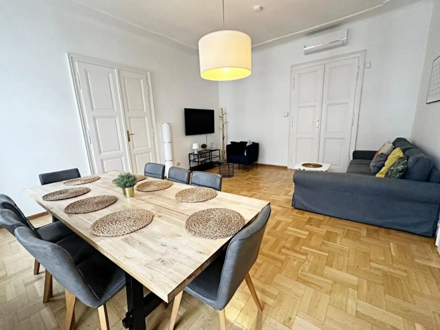 OPERNRING, STAATSOPER, klimatisierte 106 m2 Altbau, 3 Zimmer, Möblierung möglich, Extraküche, 2 Bäder, 4. Liftstock