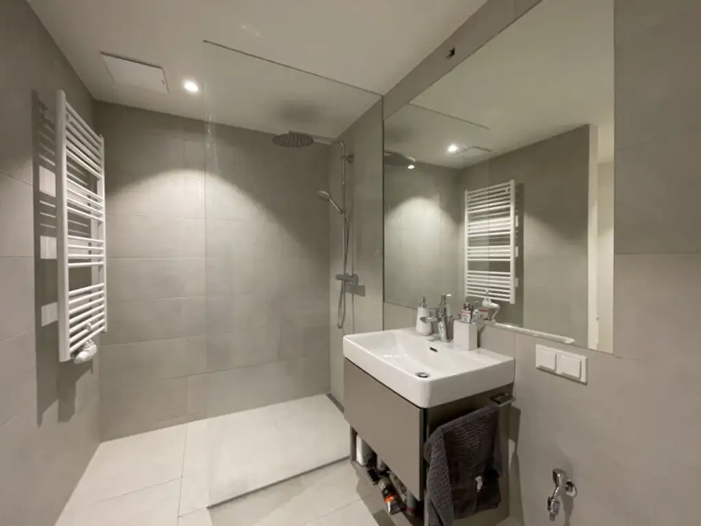 ***** Belvedereblick: unbefristete 3 Zimmer Neubau mit Loggia ab August zur Vermietung *****