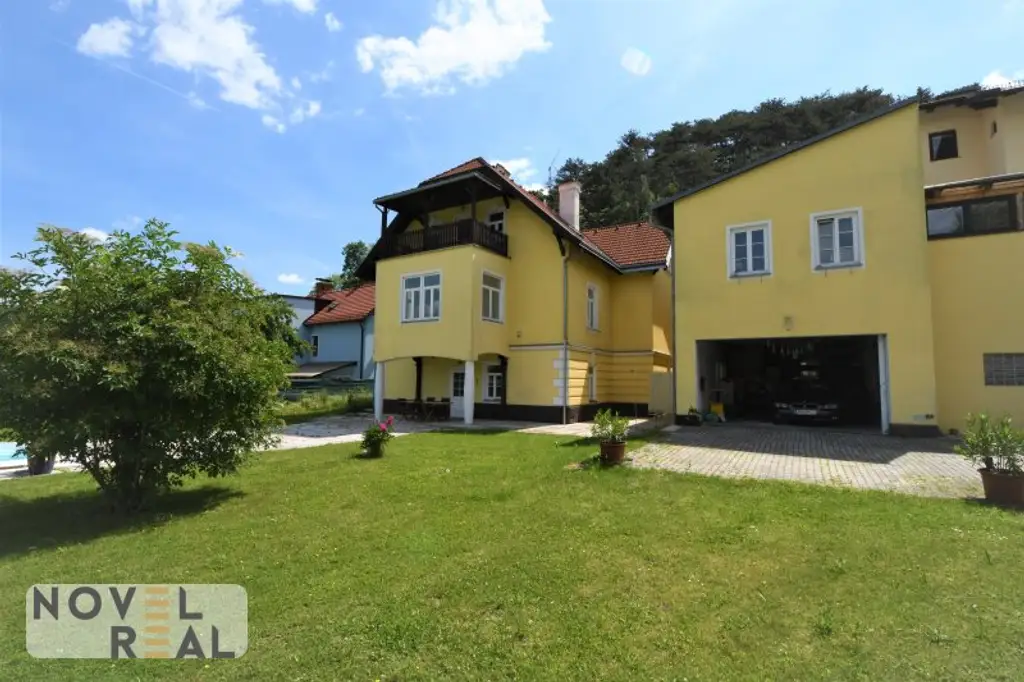 Sanierter Jugendstilaltbau mit Nebengebäude auf großem Grundstück mit Swimmingpool im Bezirk BADEN