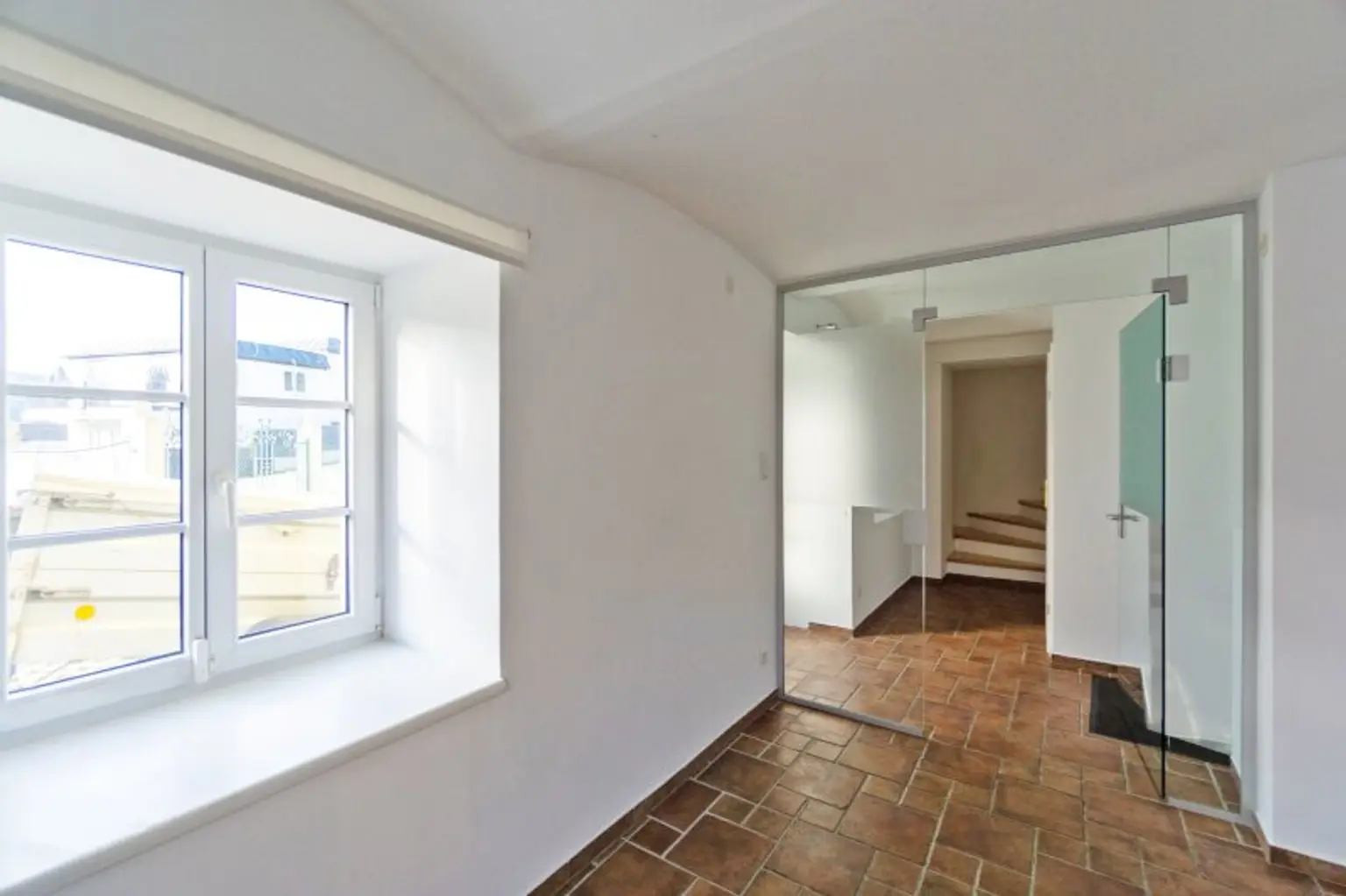 UG_Zimmer 1 Richtung Eingangsbereich und Stiegenhaus