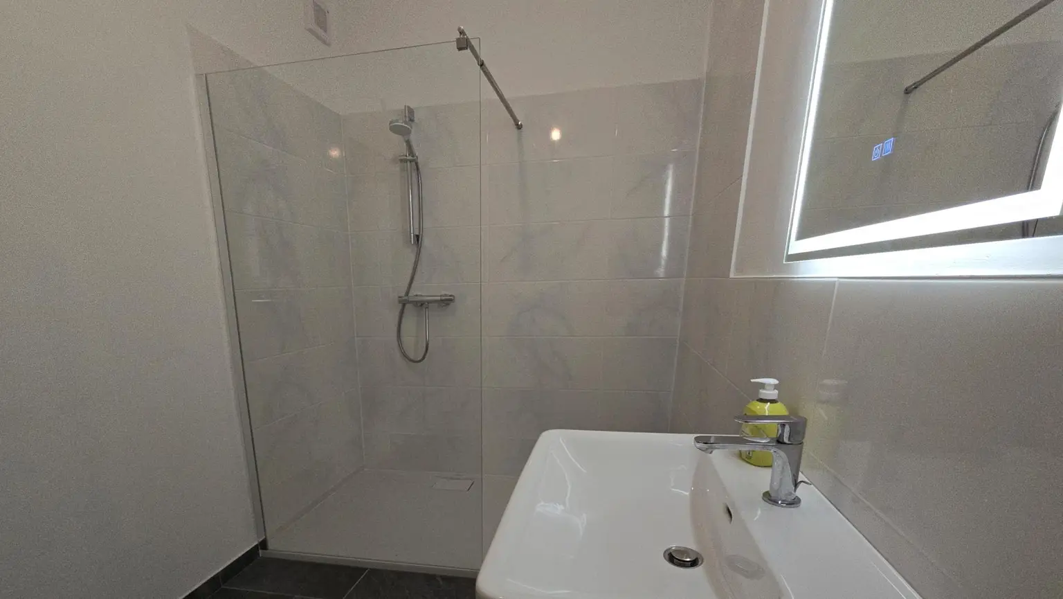 neu saniertes Bad mit Walk-in-Dusche