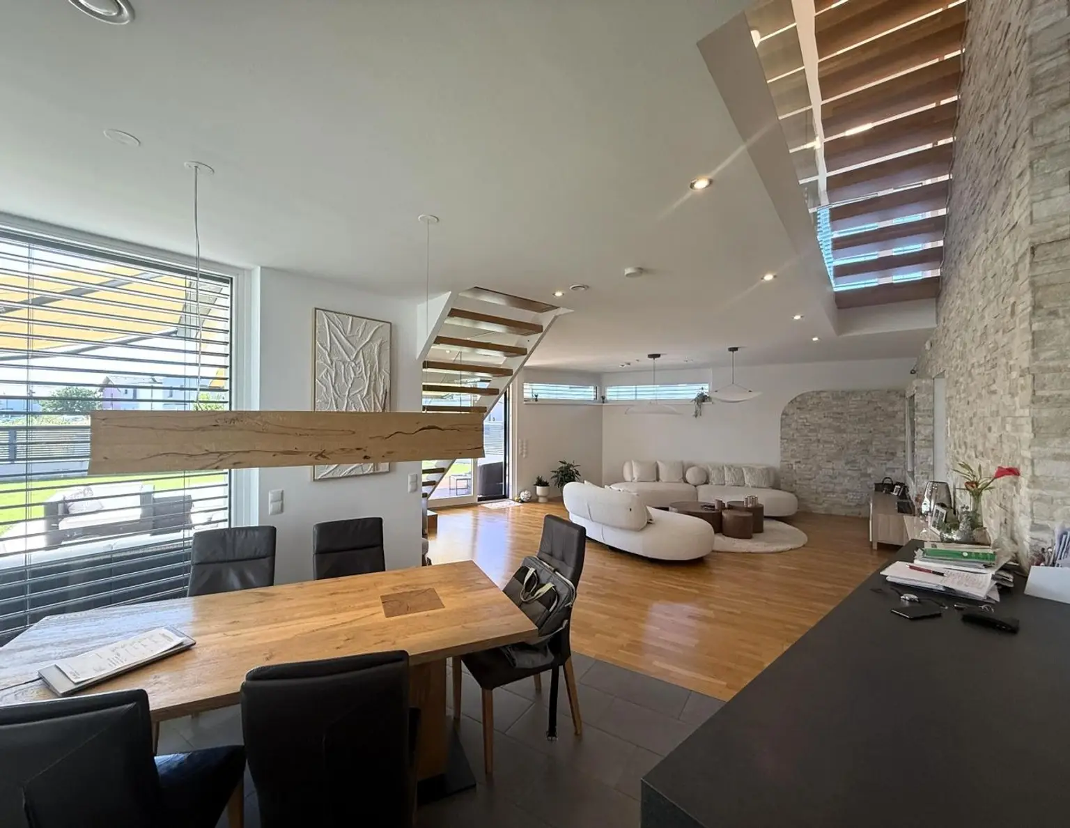Ultramoderne Arch.-Villa Stahlbeton-Bauweise im neuen Villenviertel // Ultra-modern architect-designed villa Reinforced concrete construction //