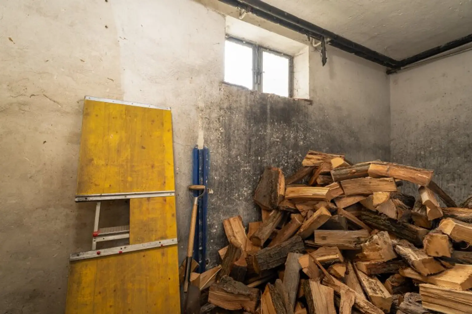 Holzraum im Keller