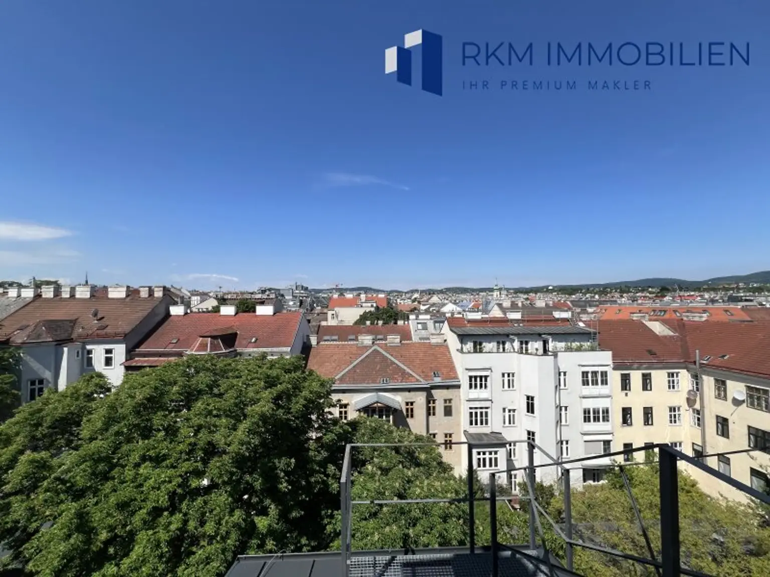 Blick auf die Berge und die Stadt