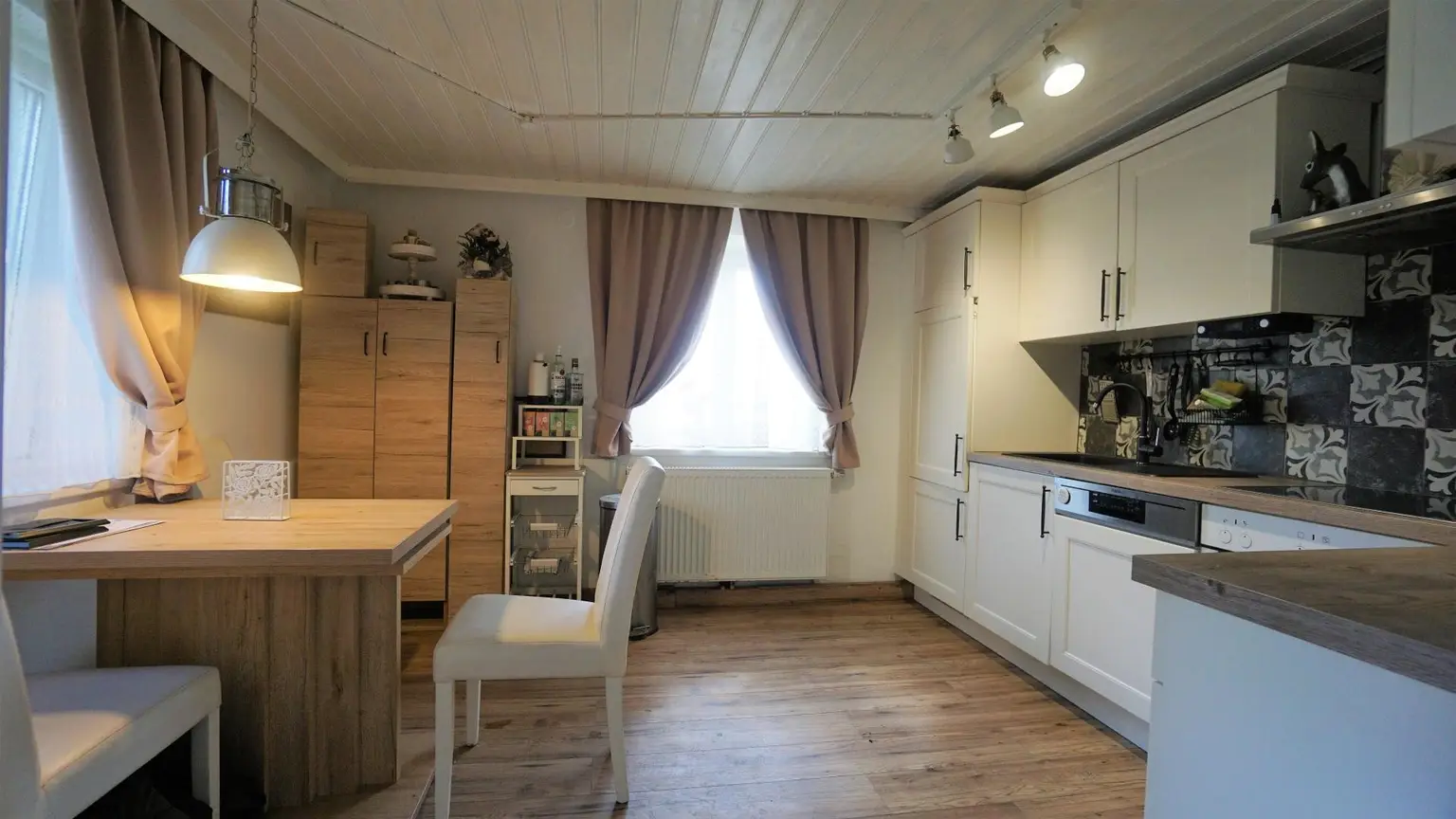 Bauernhaus mit Nebengebäude und Feldern in Durchham