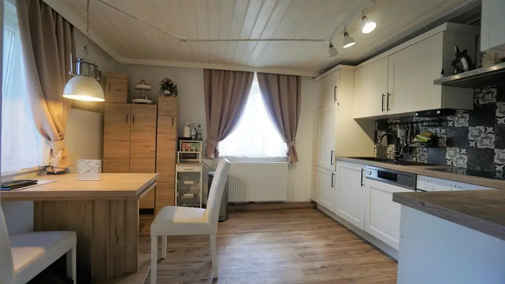 Bauernhaus mit Nebengebäude und Feldern in Durchham