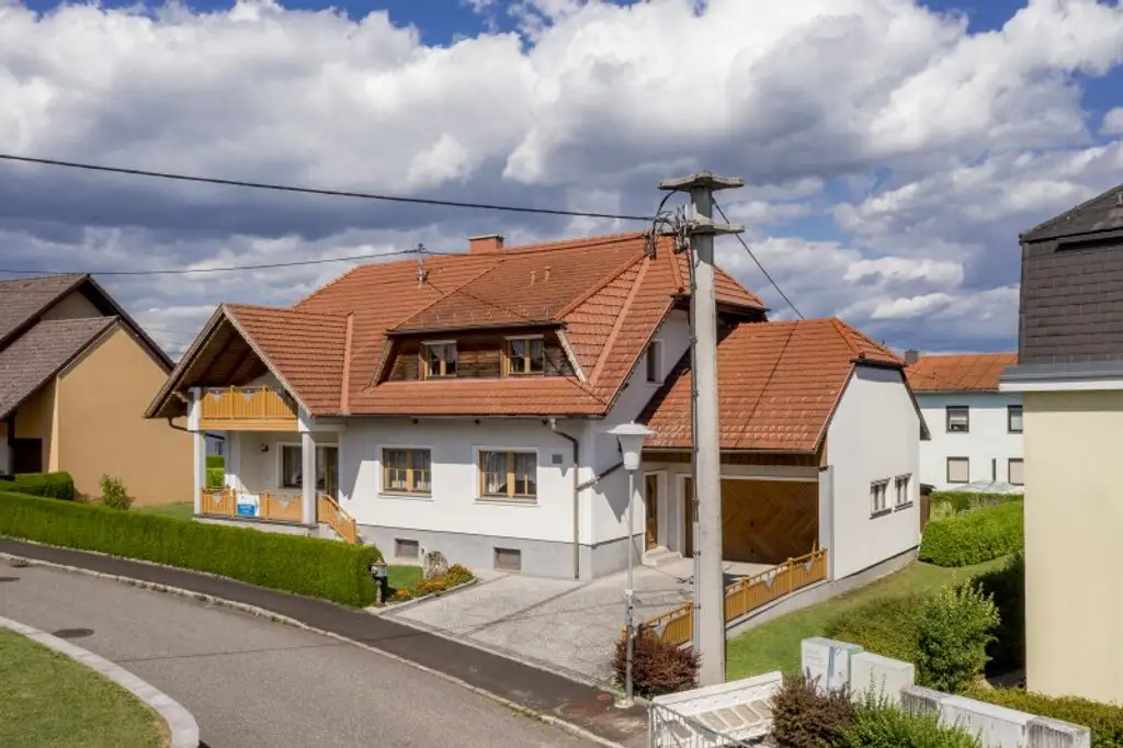 Viel Platz zum Wohnen und Arbeiten – sehr gepflegtes Zweifamilienhaus in Toplage von Pregarten