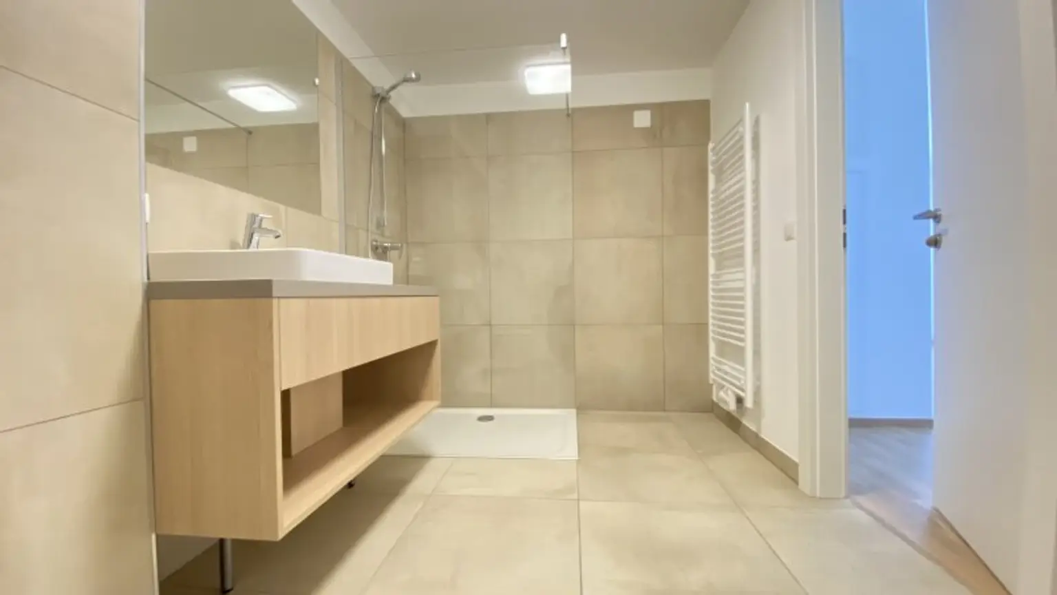 Neubau Erstbezug Moderne Zwei Zimmer Wohnung mit fabelhafter Aussicht