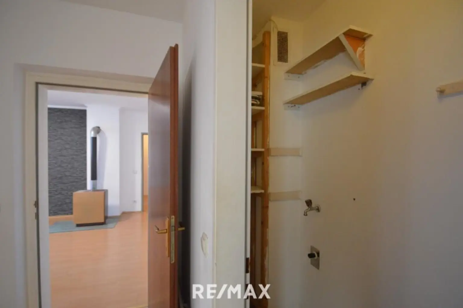 Abstellraum mit Waschmaschinenanschluss