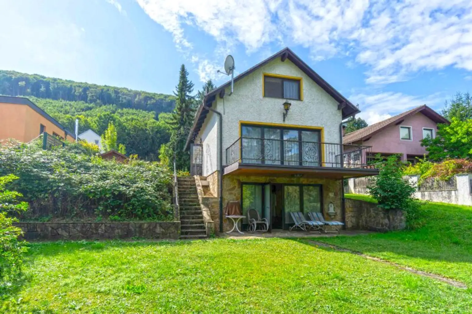 Idyllisches Landhaus in Wohnsiedlung am Waldesrand mitten im Triestingtal, südliches Bergland vor Wien