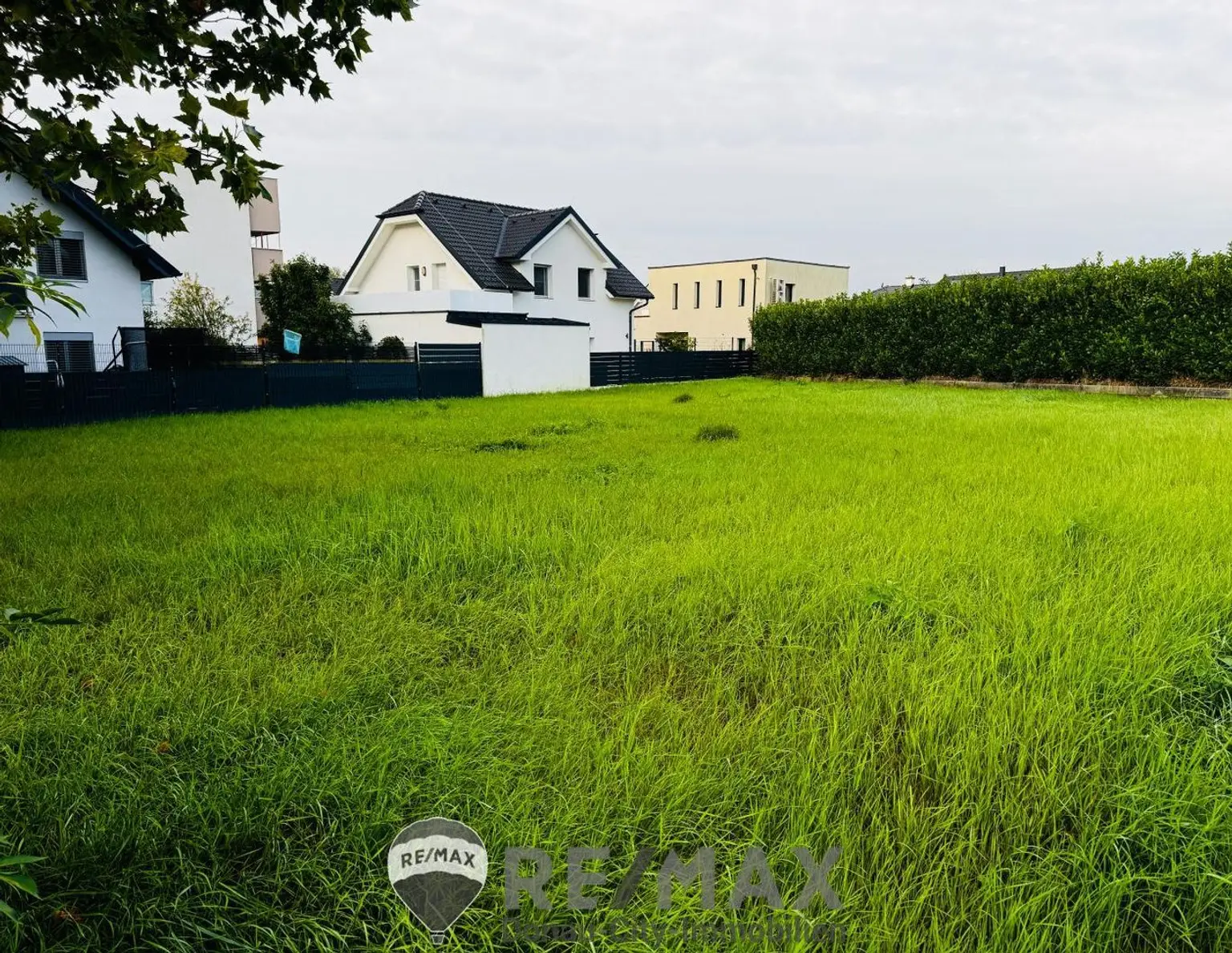 "Sonnige Westlage im Herzen von Biedermannsdorf: 800 m² Eckgrundstück!"