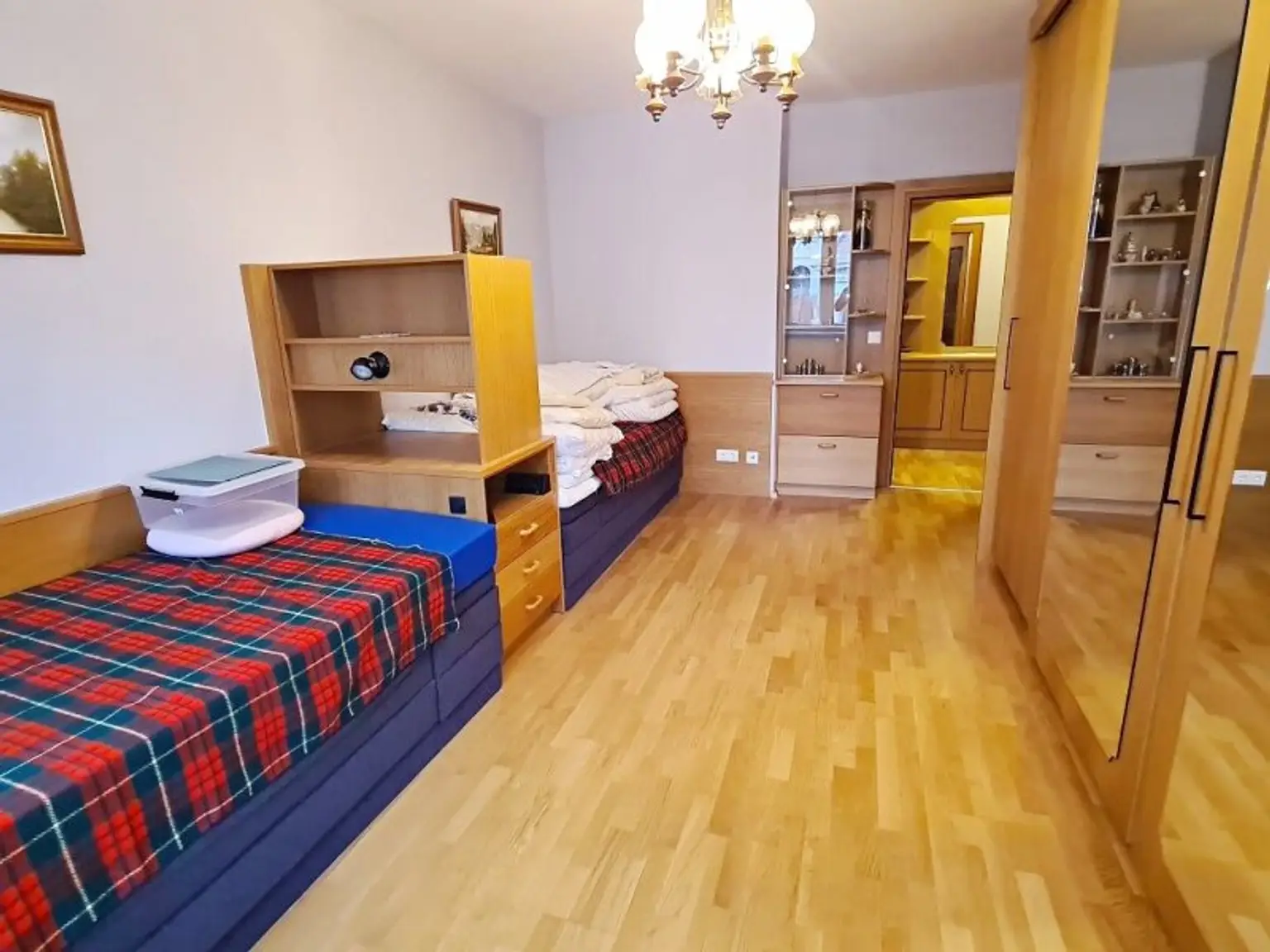 FAMILIENHIT, ENKPLATZ, gepflegte 113 m2 Neubau mit Loggia, 4 Zimmer, Küche, 2 Bäder, teilmöbliert, 3. Liftstock, U3-Nähe