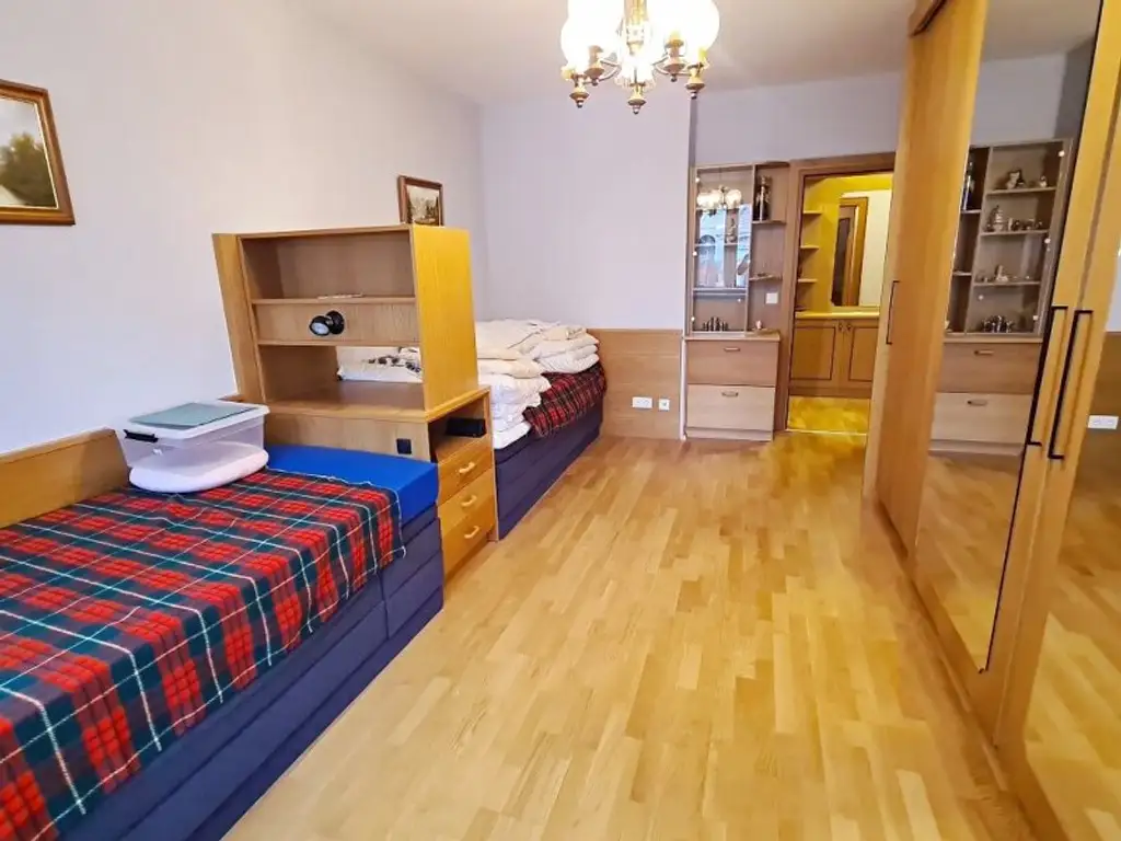 FAMILIENHIT, ENKPLATZ, gepflegte 113 m2 Neubau mit Loggia, 4 Zimmer, Küche, 2 Bäder, teilmöbliert, 3. Liftstock, U3-Nähe