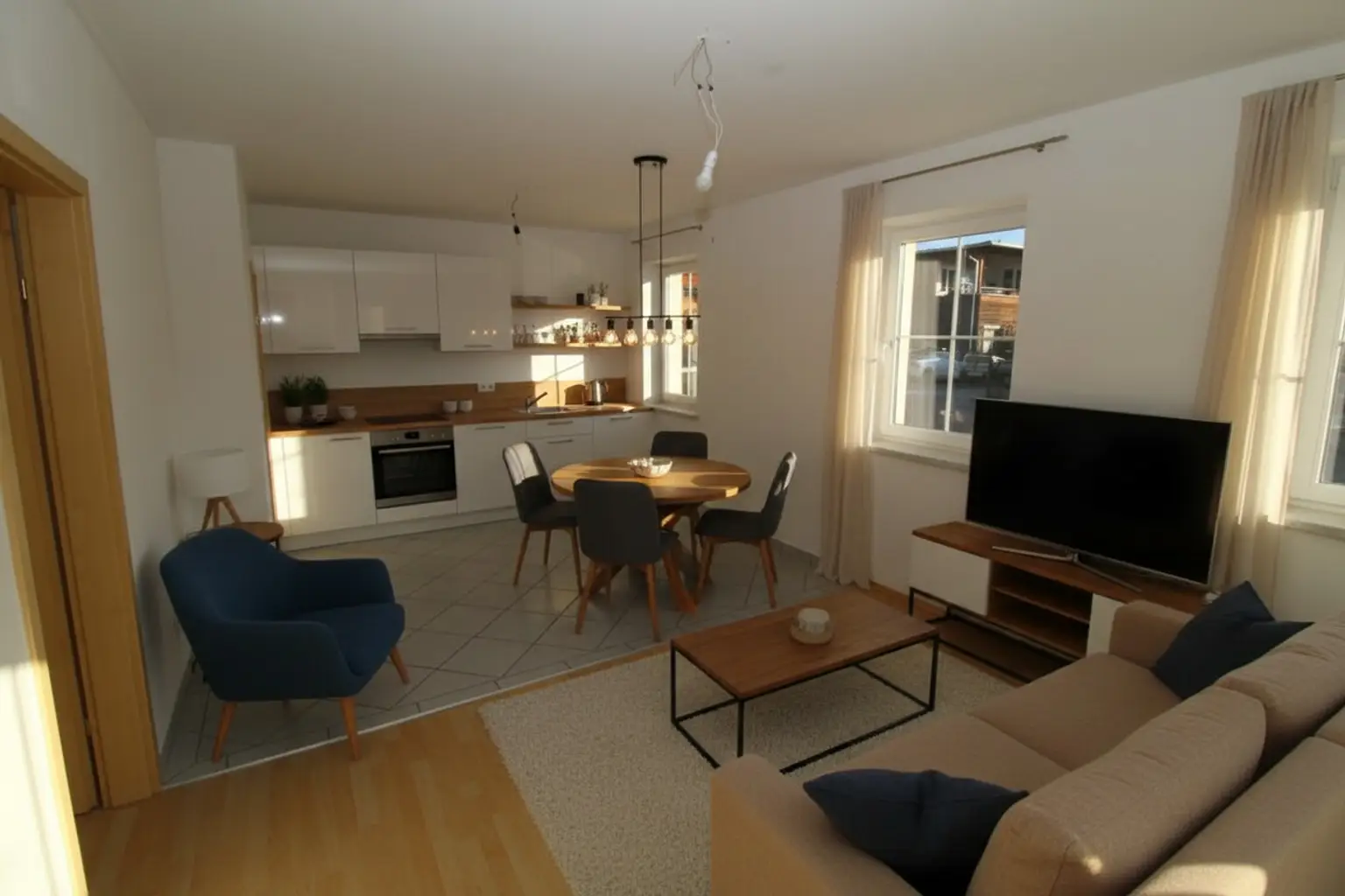 Küchen- und Wohnbereich: KI generiert