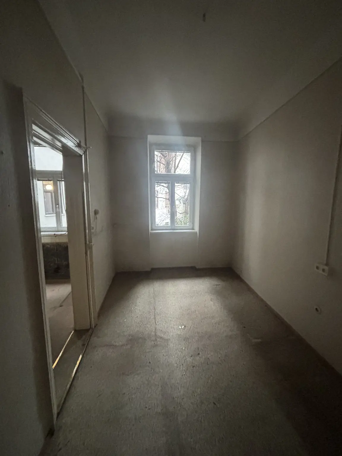 Sanierungsbedürftige 4 Zimmer Altbauwohnung mit viel Potential in zentraler Döblinger Lage - Billrothstrasse !