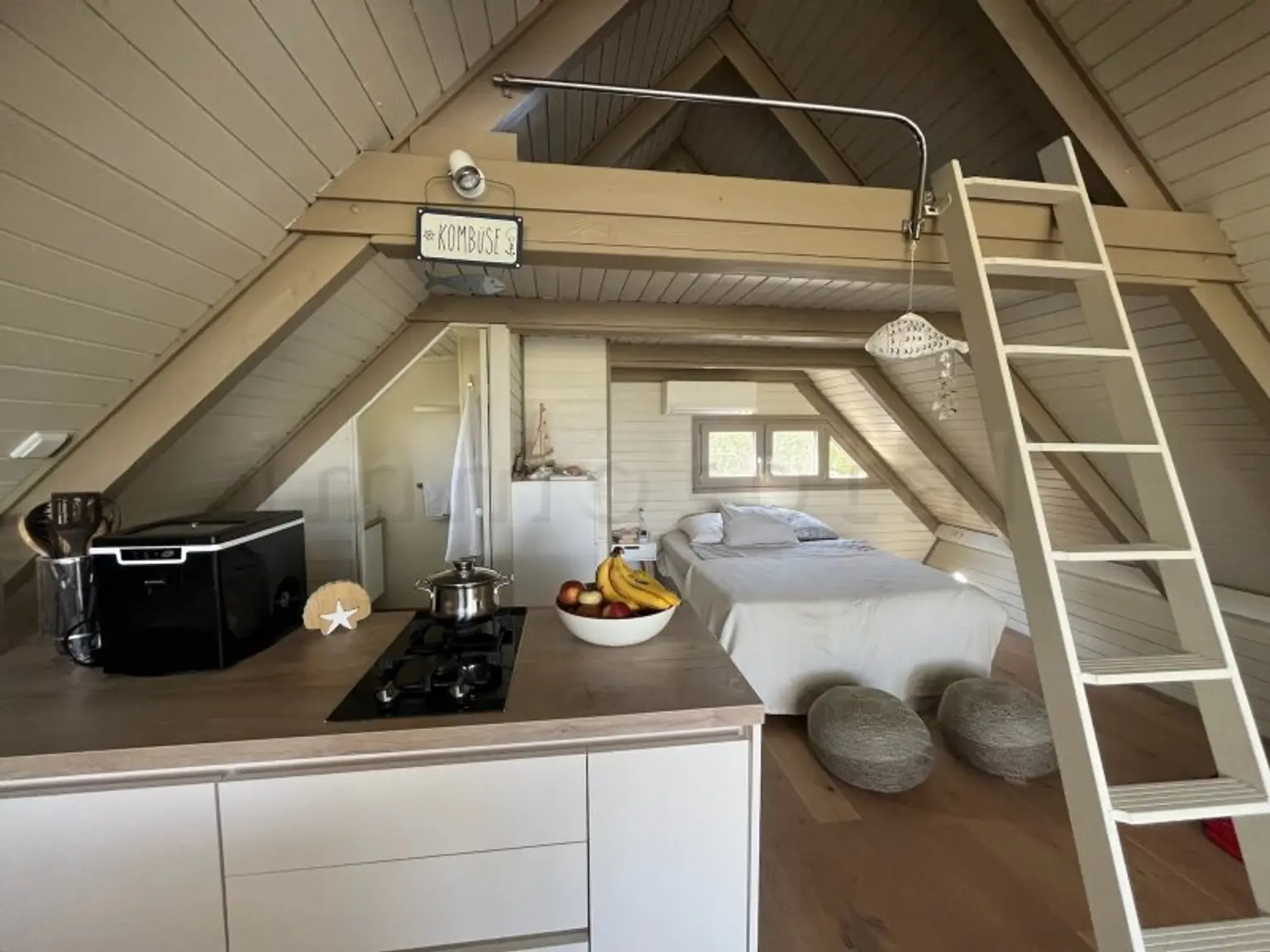 Neu adaptierte Spitzhütte in Toplage am offenen See