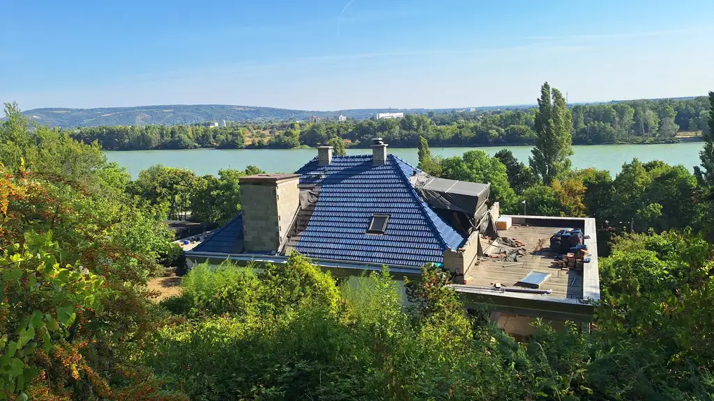 Edelrohbau-Villa, Herrschaftlicher Wohnsitz am Fuße des Kahlenberges an der Donau. Teilrestauriert entkernt und komplette Ausbauplanung.