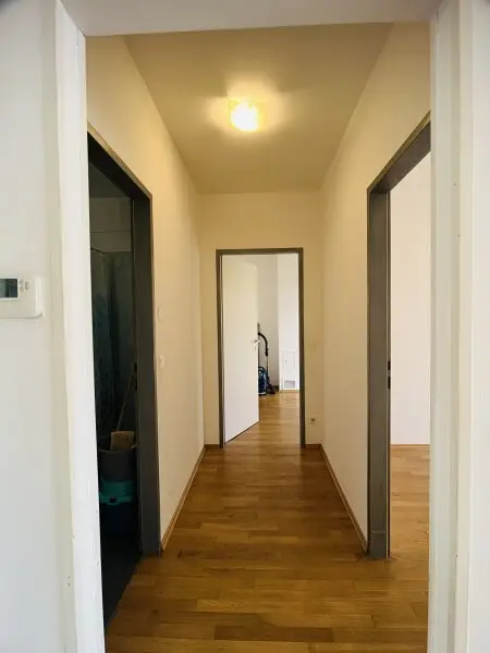 Vielseitig nutzbare, sanierte Praxis / Wohnung in zentraler Bahnhofsnähe in Brunn am Gebirge – Kauf oder Miete möglich!