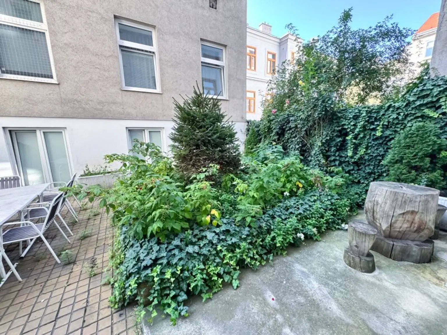 Büro / Ordination im Erdgeschoss mit Terrasse! 95,70 m2 Vier separate Räume mit 47 m2 Kellerfläche! Nähe Thaliastraße!