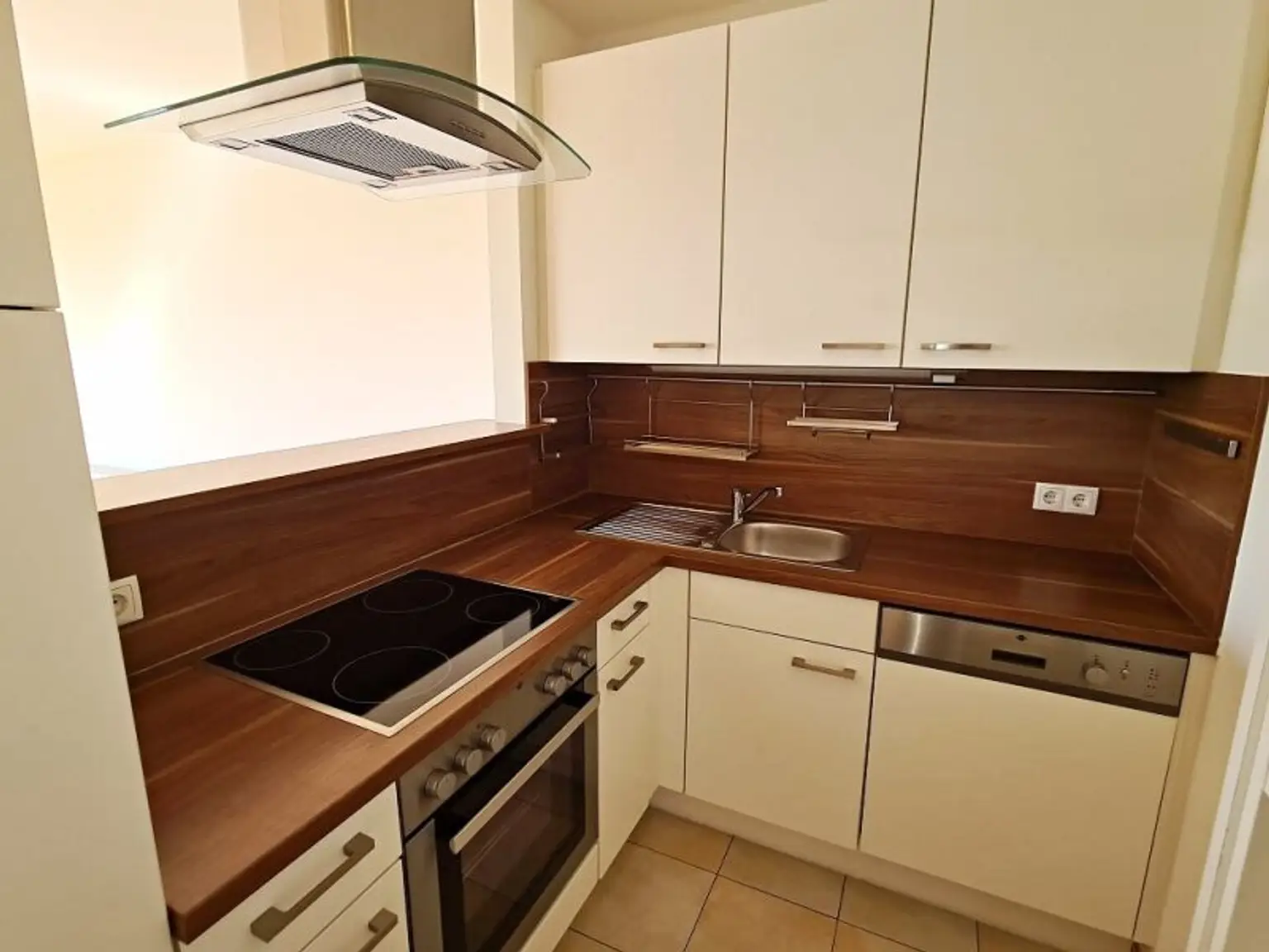 INNSTRASSE, FERNBLICK, unbefristete 97 m2 Dachgeschoß-Maisonette mit Loggia, 2 Zimmer, Komplettküche, Wannenbad, Parketten, gefördert