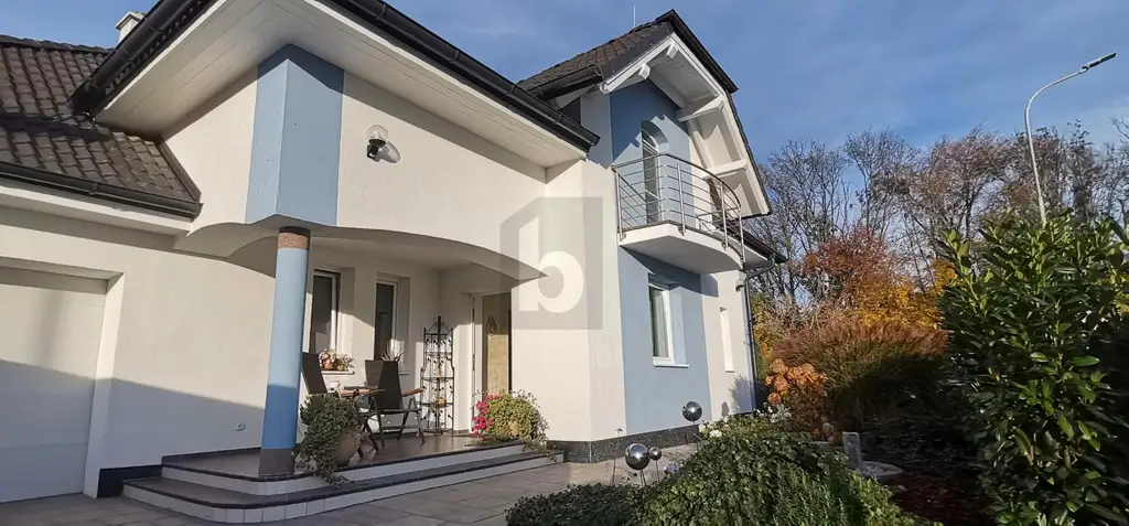 GROSSZÜGIGER FAMILIENHIT MIT GARTEN UND POOL